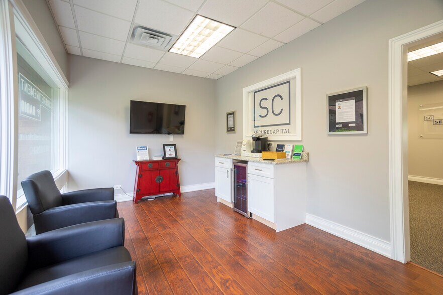 More Photos Of 951 N Plum Grove Rd, Schaumburg Office For Lease