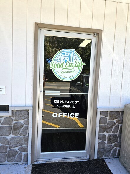 More Photos Of 512 W Egyptian Ave, Christopher Bar For Sale