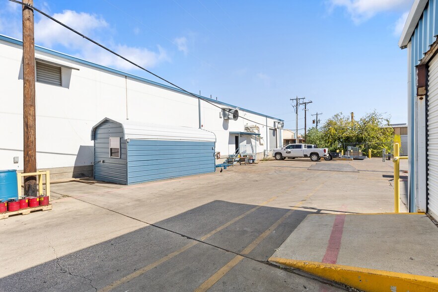 More Photos Of 1120 Commercial Blvd N, Arlington Warehouse For Lease