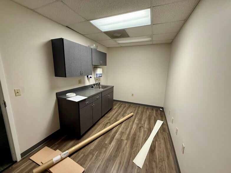 More Photos Of 326 E High St, Potosi Office For Sale