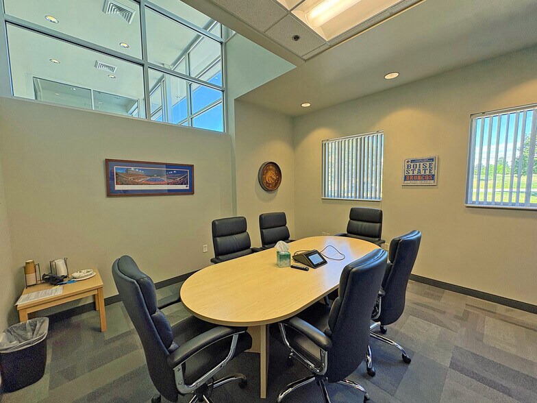 More Photos Of 275 S Stratford Dr, Meridian Bank For Lease