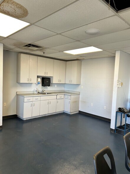 More Photos Of 1130 Wellington St, Chatham-Kent Distribution For Lease