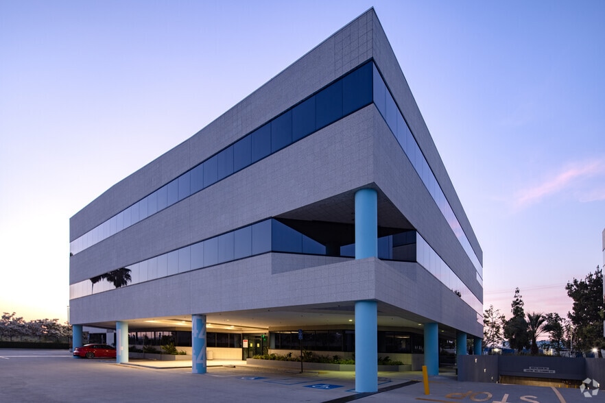 More Photos Of 6345 Balboa Blvd, Encino Unknown For Lease