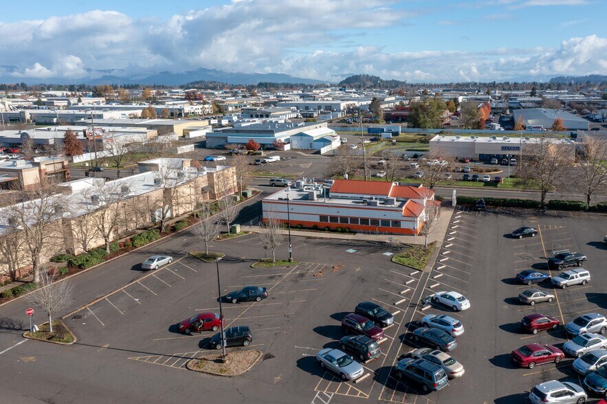 More Photos Of 950 Seneca Rd, Eugene Restaurant For Lease