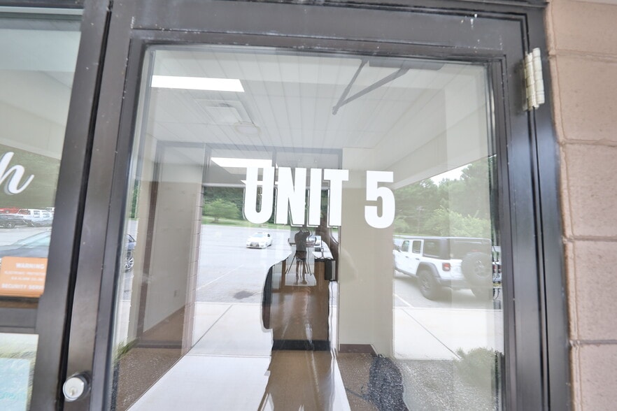 More Photos Of 12 Orben Dr, Landing Showroom For Lease
