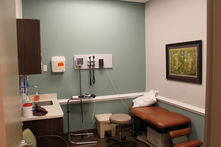 More Photos Of 1 W Broad Way, Lovettsville Unknown For Lease