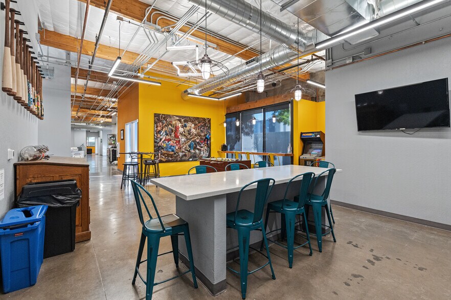 More Photos Of 2410 W Royal Palm Rd, Phoenix Light Manufacturing For Sale
