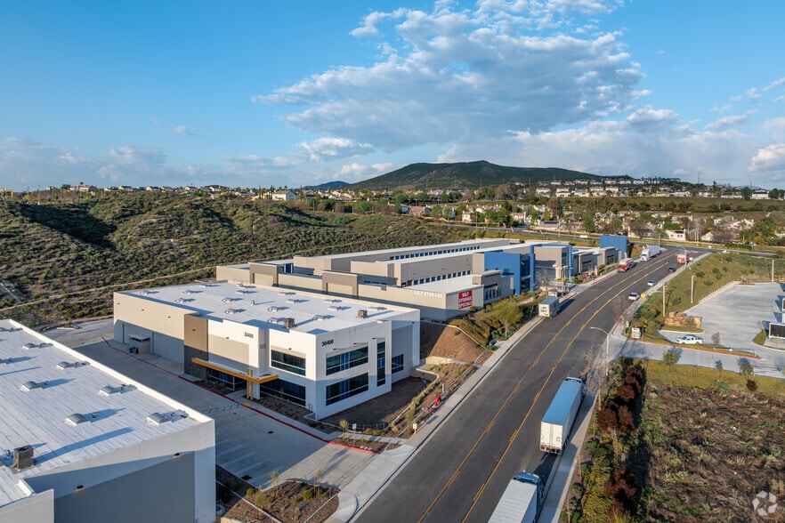 More Photos Of 30400 Commerce Ct, Murrieta Warehouse For Lease