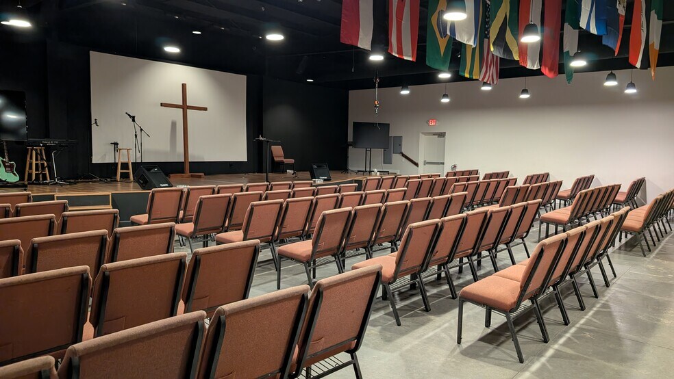 More Photos Of 8622 N Greenwood Ave, Tampa Religious Facility For Lease