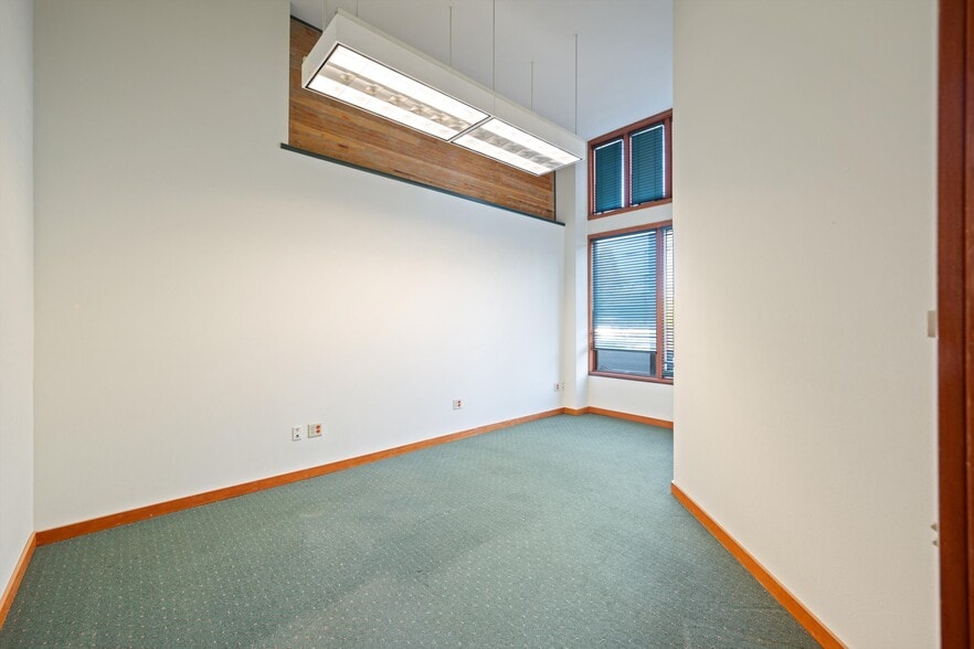 More Photos Of 215 Prospect St, Bellingham Office For Sale