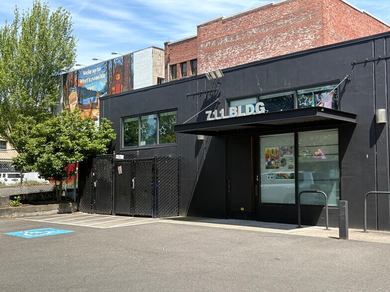 More Photos Of 711 SE Ankeny St, Portland Office For Lease