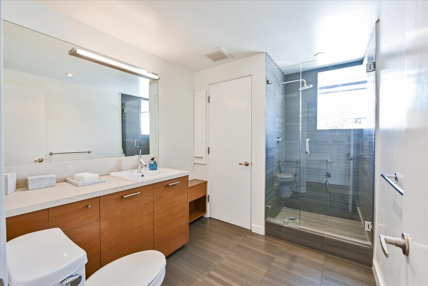 More Photos Of 1319 Abbot Kinney Blvd, Venice Loft Creative Space For Lease