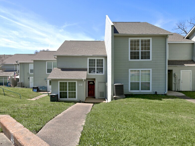 More Photos Of 100 Edgewater Dr, Livingston Apartments For Sale