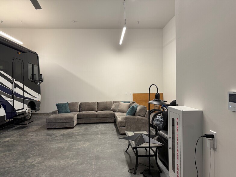 More Photos Of 2177 E Dunyon St, Eagle Warehouse For Lease