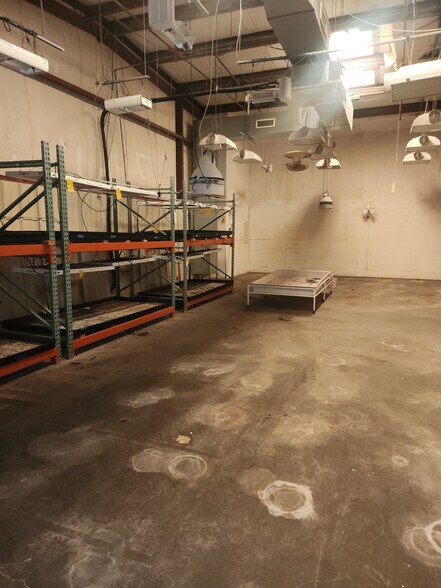More Photos Of 810-812 SE 3rd St, Lawton Light Manufacturing For Sale