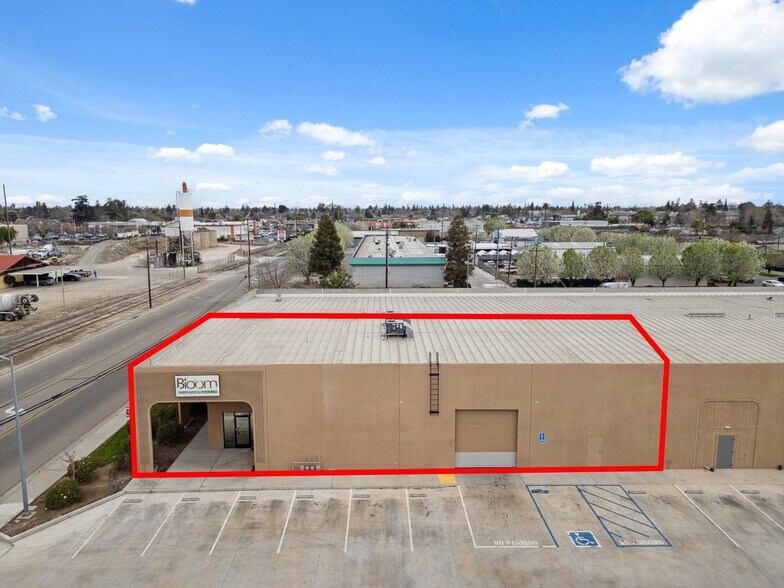 More Photos Of 311 S Pine St, Madera Showroom For Lease