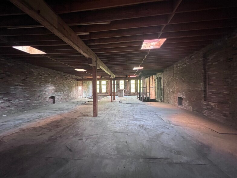 More Photos Of 103 S Court Sq, Memphis Storefront Retail Office For Sale