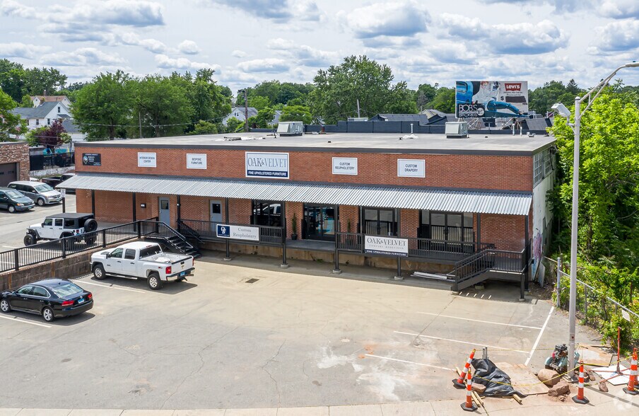 More Photos Of 725 Main St, Middletown Storefront For Lease