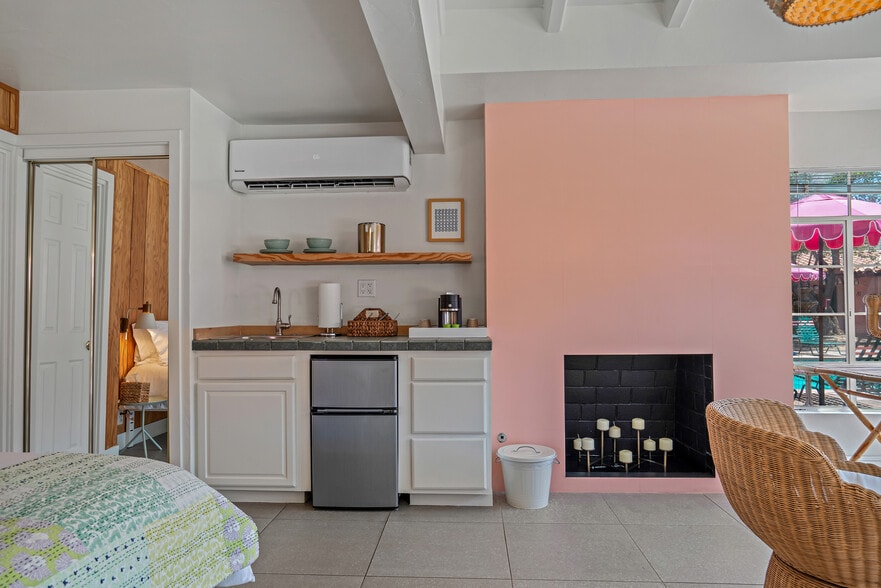 More Photos Of 555 S Warm Sands Dr, Palm Springs Hotel For Sale