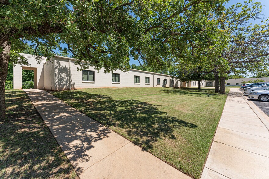 More Photos Of 1900 NE 36th St, Oklahoma City Office For Sale