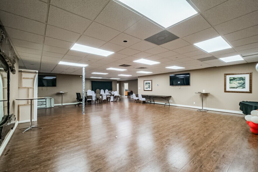 More Photos Of 8200 Westglen Dr, Houston Loft Creative Space For Lease