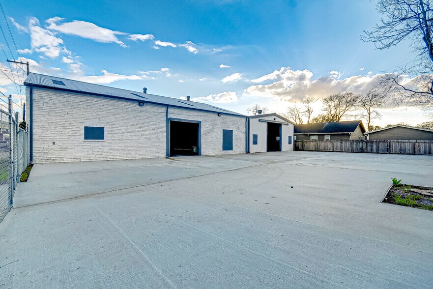 More Photos Of 1110 Central St, Houston Warehouse For Lease