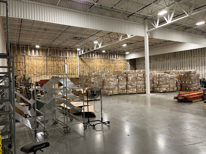 More Photos Of 1540 S 108th St, West Allis Showroom For Lease