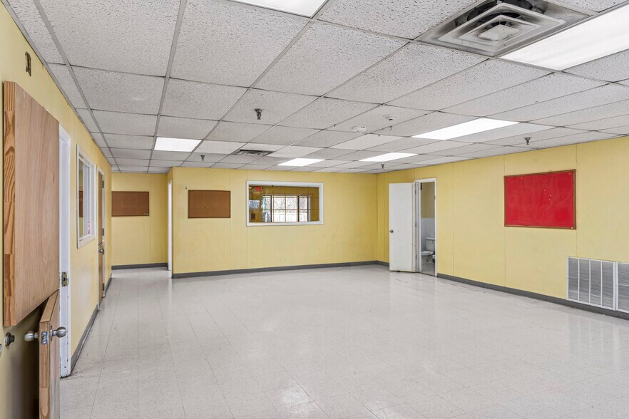 More Photos Of 211 Edds Ln, Sterling Schools For Sale