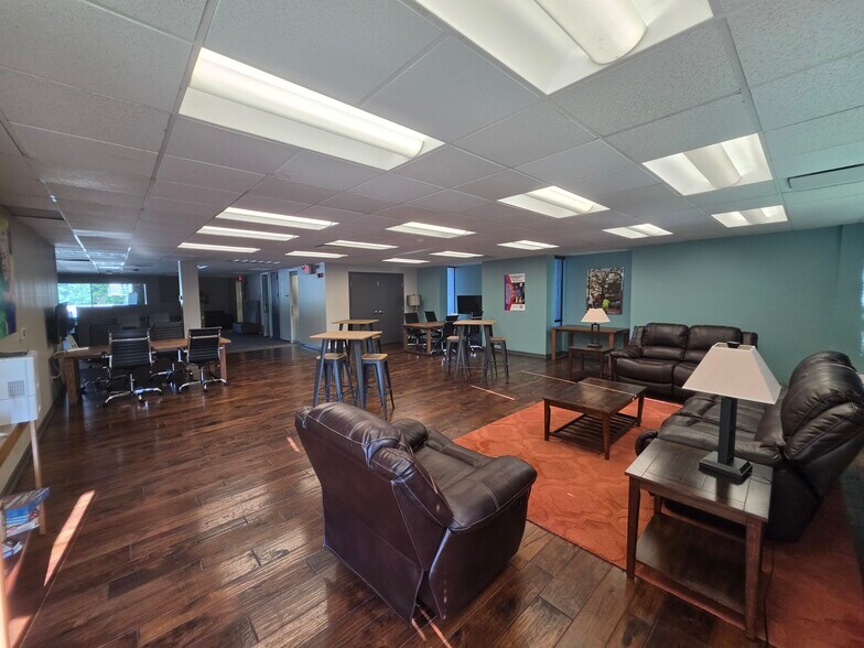 More Photos Of 6610 N Shadeland Ave, Indianapolis Office For Sale