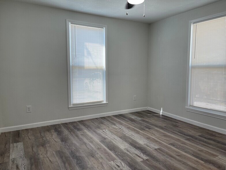 More Photos Of 629 S Gevers St, San Antonio Office For Sale