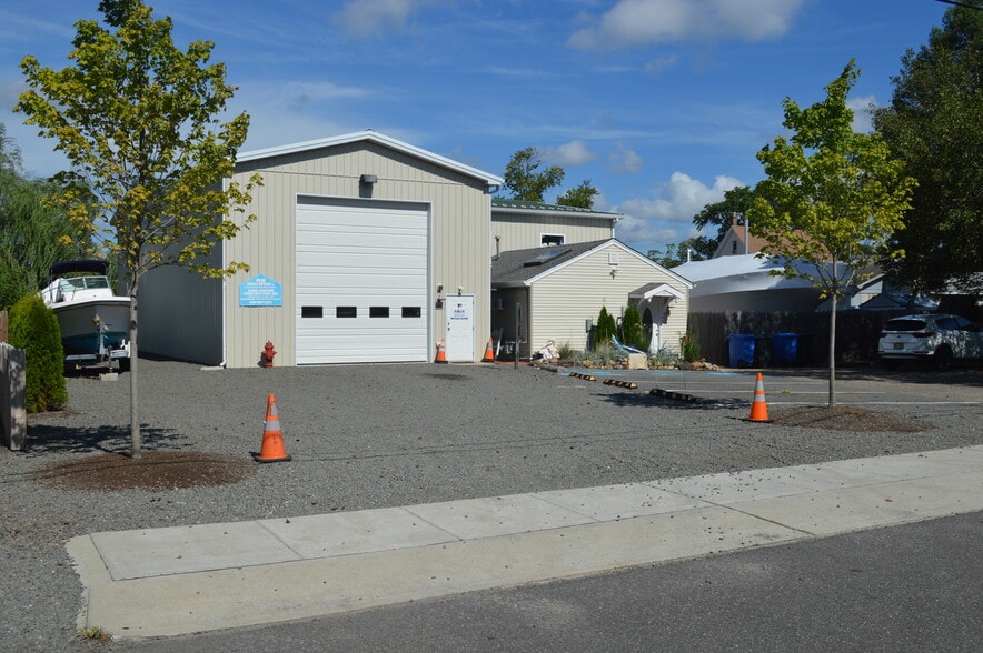 More Photos Of 10 Park Ave, Stafford Showroom For Sale