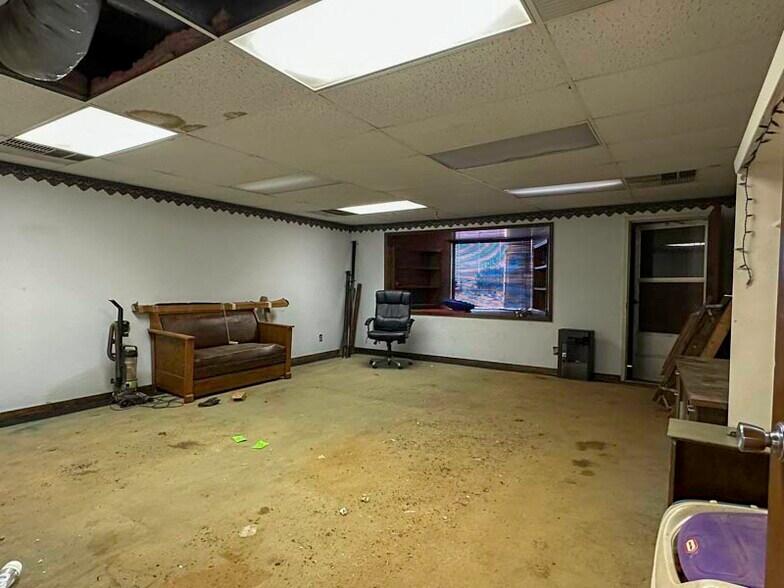 More Photos Of 17201 S Highway 81, Bison Warehouse For Sale