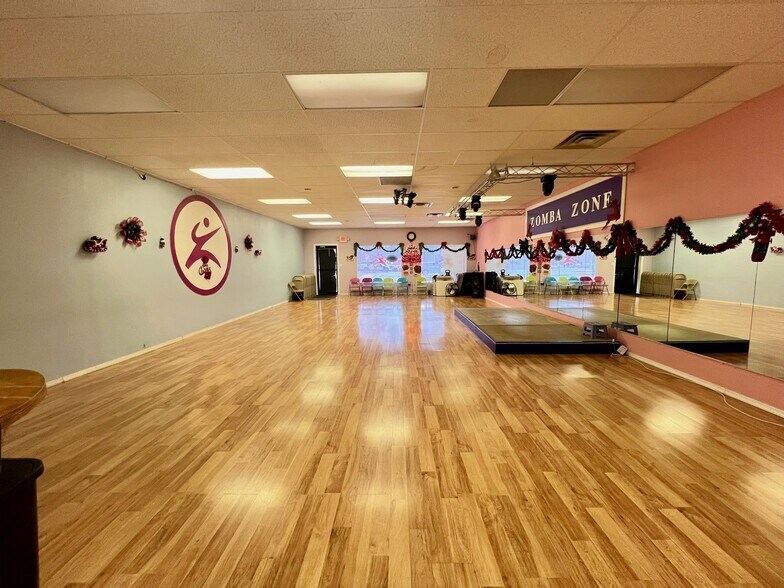 More Photos Of 2419 W Newport Pike, Wilmington Storefront Retail Office For Lease