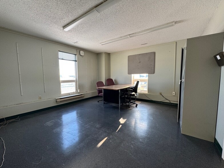 More Photos Of 5104 42 Av, Lloydminster Medical For Lease