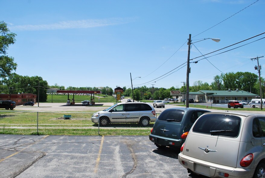 More Photos Of 801 S Walnut St, Hartford City Freestanding For Sale