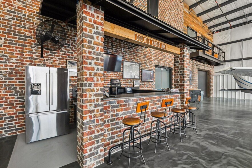 More Photos Of 9408 Learjet Ln, McKinney Airplane Hangar For Sale