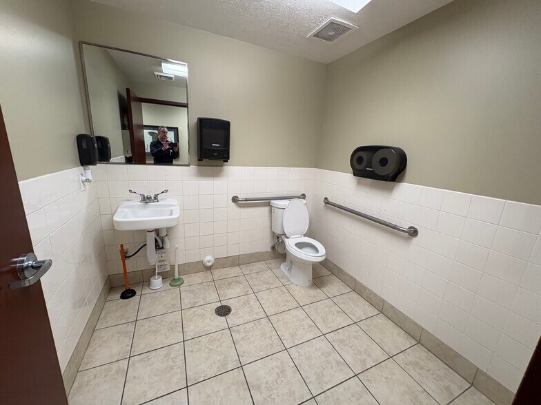 More Photos Of 1351-1355 W 800 N, Orem Showroom For Lease