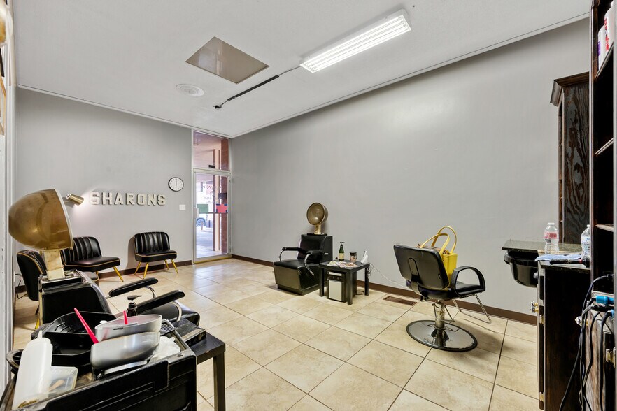 More Photos Of 308-310 S Main St, Lindsay Office For Sale