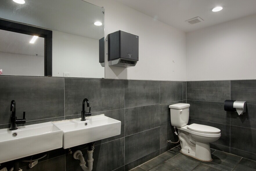 More Photos Of 6704 Harrisburg Blvd, Houston Freestanding For Lease