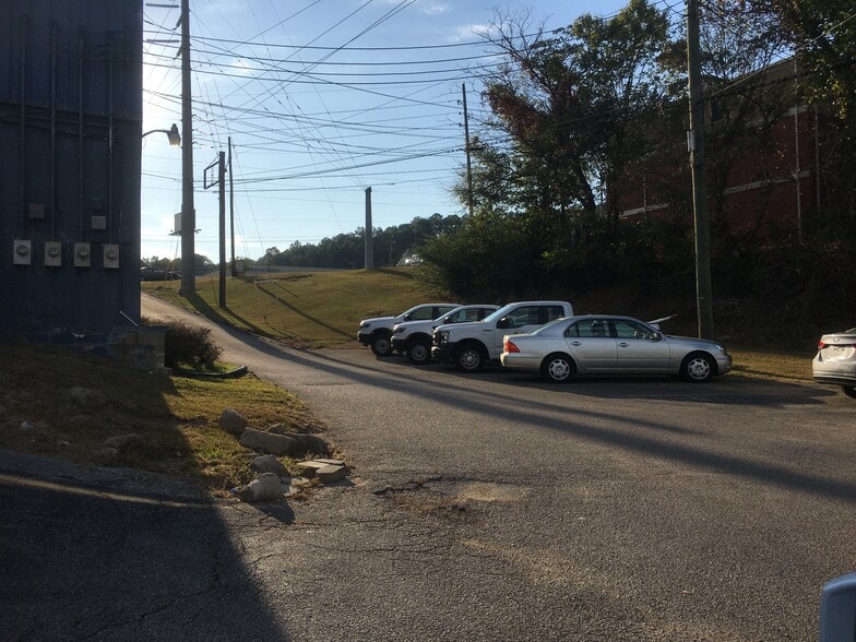 More Photos Of 2169 Pelham Pky, Pelham Service For Lease