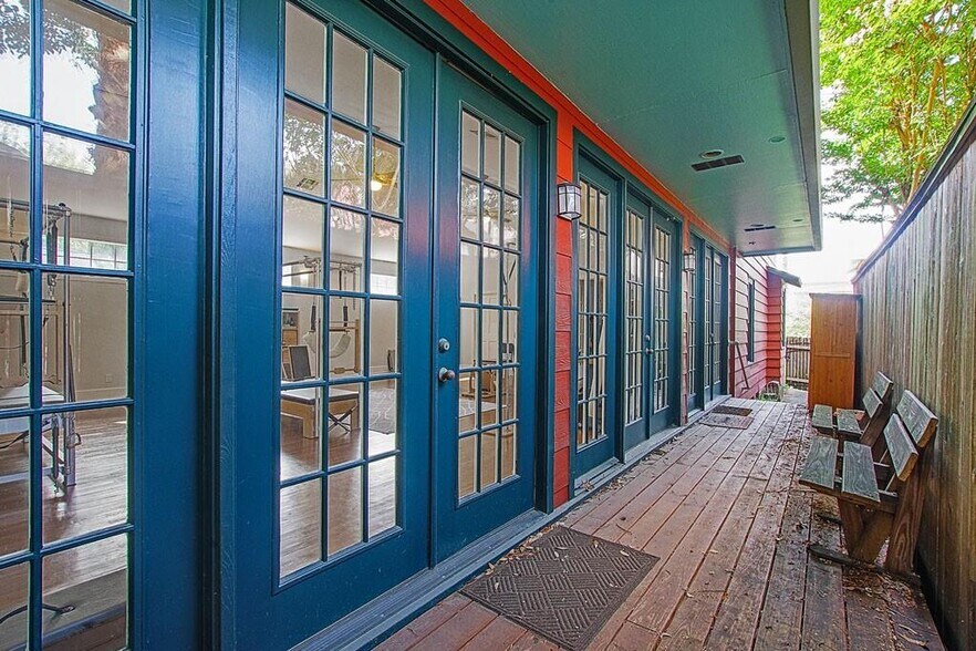 More Photos Of 108 W 10th 1/2 St, Houston Storefront Retail Office For Sale