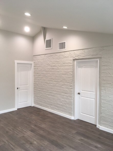 More Photos Of 14920 1/2 Burbank Blvd, Sherman Oaks Freestanding For Lease