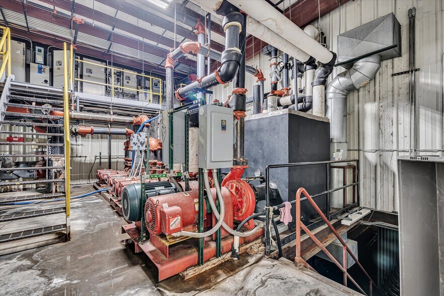 More Photos Of 202 1st St S, Kalona Manufacturing For Sale
