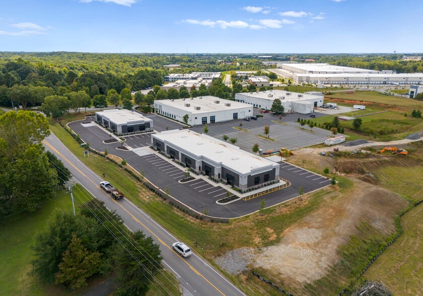 More Photos Of 112 Exmore Rd, Mooresville Flex For Lease