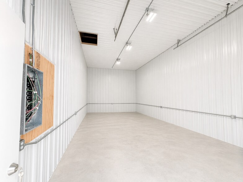 More Photos Of 909 Roosevelt blvd, Eleanor Light Distribution For Lease