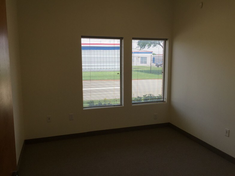 More Photos Of 2418 Marsh Ln, Carrollton Medical For Lease