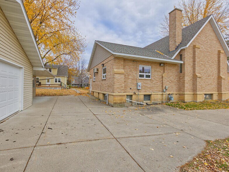 More Photos Of 410 1st St N, Winsted Office For Sale
