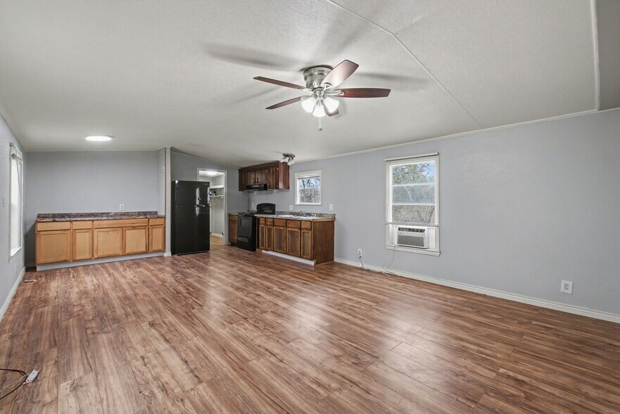More Photos Of 919 Austin St, Kingsland Flex For Sale
