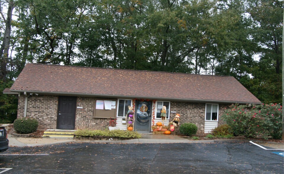 More Photos Of 601 Juniper Dr, Saluda Apartments For Sale