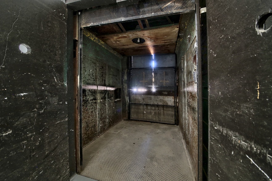 More Photos Of 8515 Av 9e, Montréal Light Manufacturing For Sale